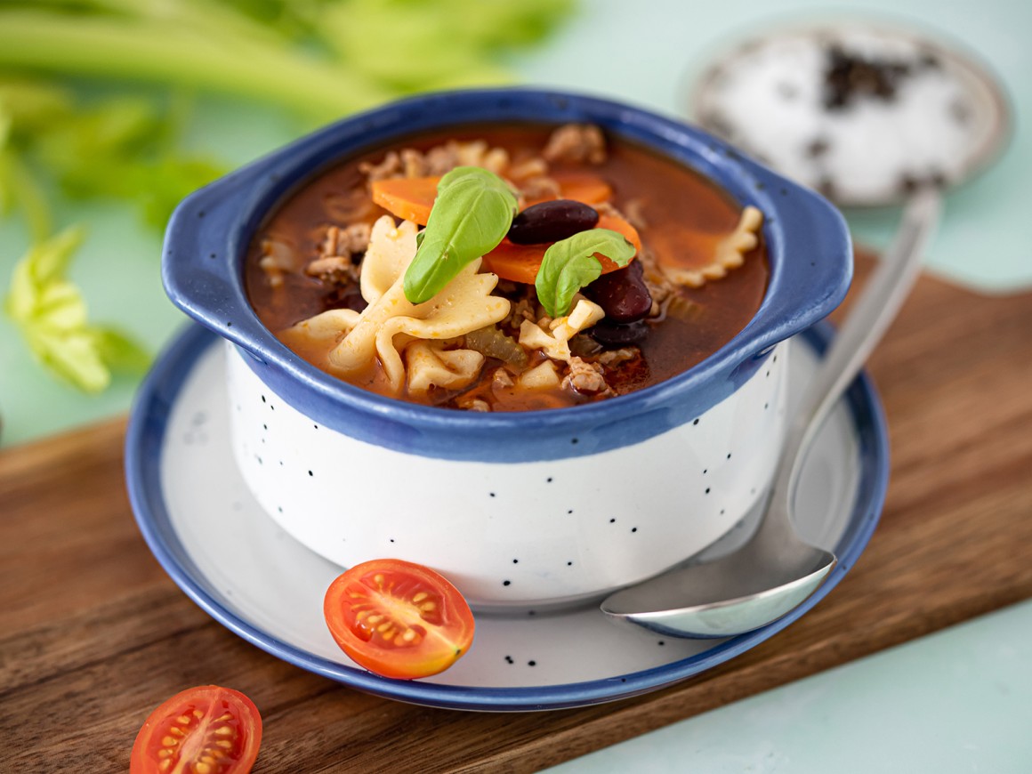 Herzhafte Nudel-Gemüse-Hack-Suppe