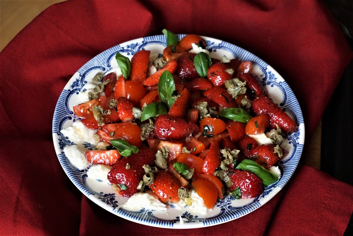 Mozzarella mit Erdbeeren und Tomaten