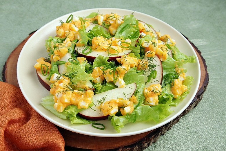 Salat mit Apfel und Ei