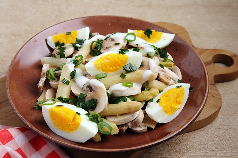 Spargelsalat mit Ei