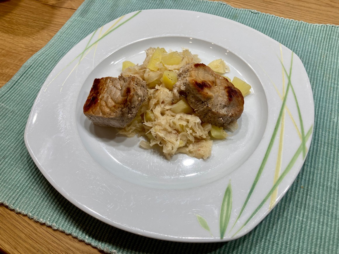 Schweinefilet auf Apfel-Sauerkraut - Rezept