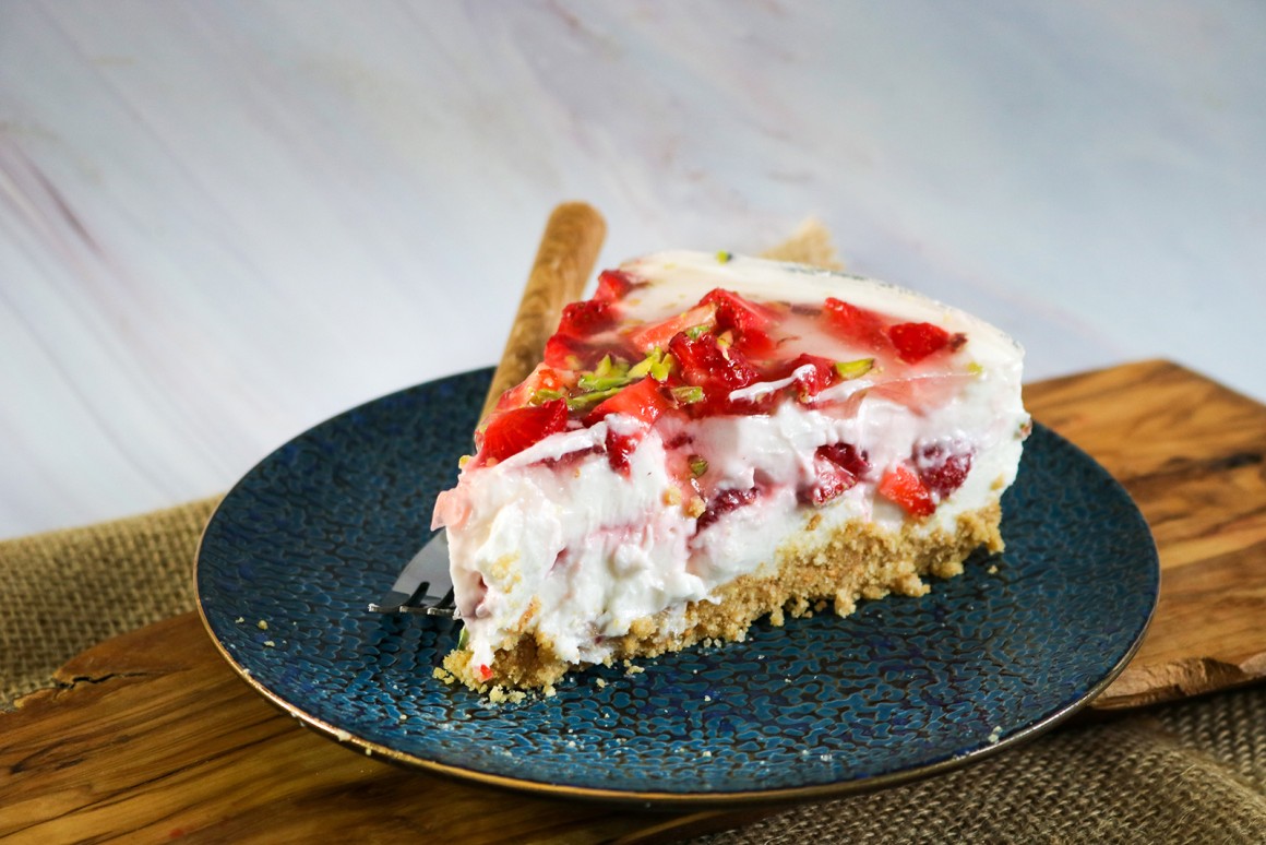 Frischkäsetorte mit Erdbeeren und Pistazien - Rezept