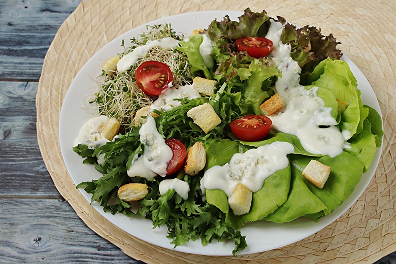 Salat mit Käsesauce