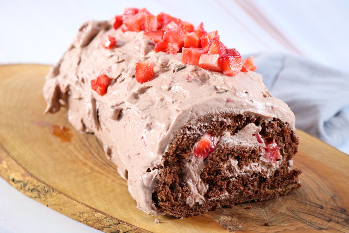 Schoko-Biskuitrolle mit Erdbeeren - Rezept