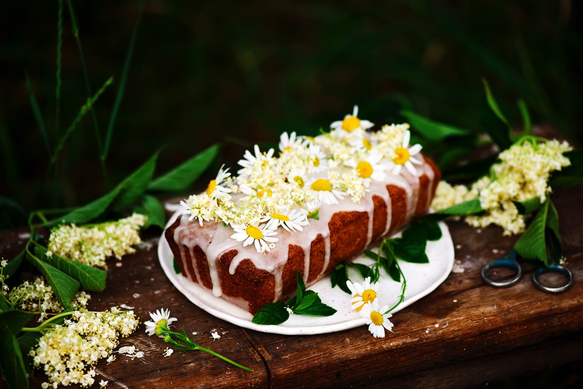 Holunderblütenkuchen mit Marzipan