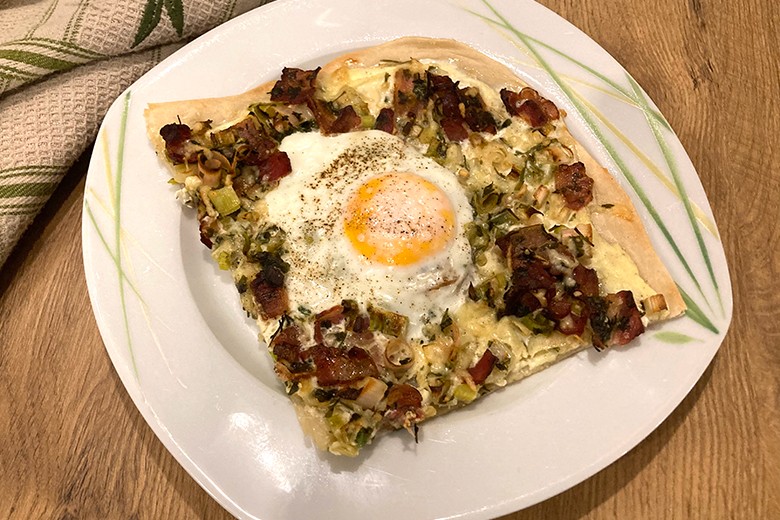 Spiegeleier-Flammkuchen mit Bacon