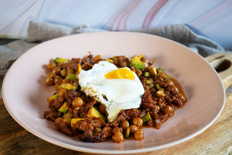 Hackpfanne mit Avocado und Spiegelei