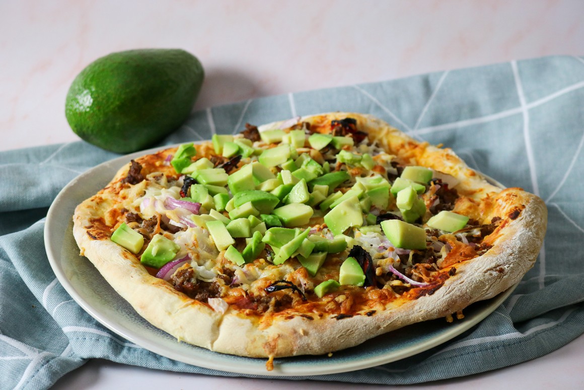 Scharfe Pizza mit Avocado - Rezept