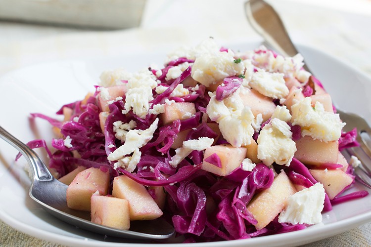 Rotkohlsalat mit Äpfeln und Schafskäse