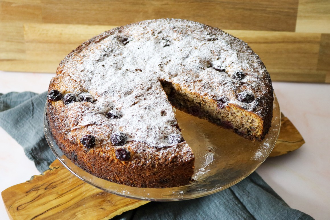 Nusskuchen mit Sauerkirschen