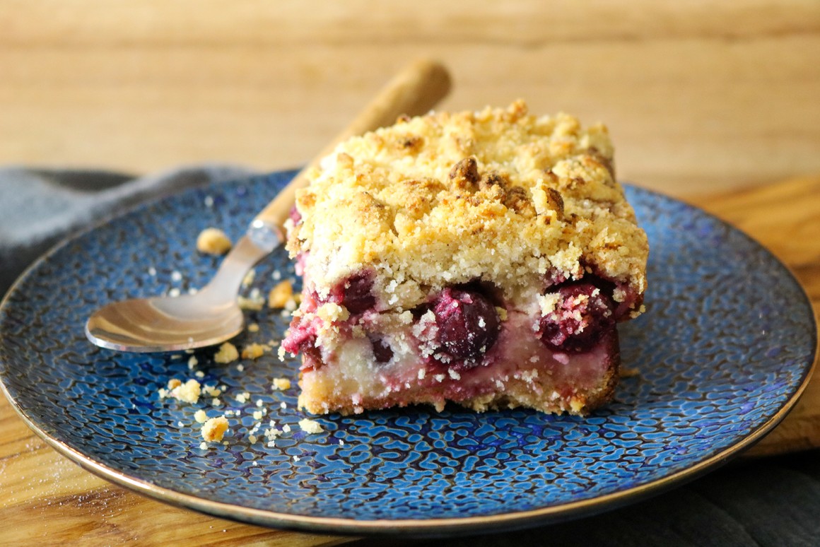 Streuseltorte mit Kirschen