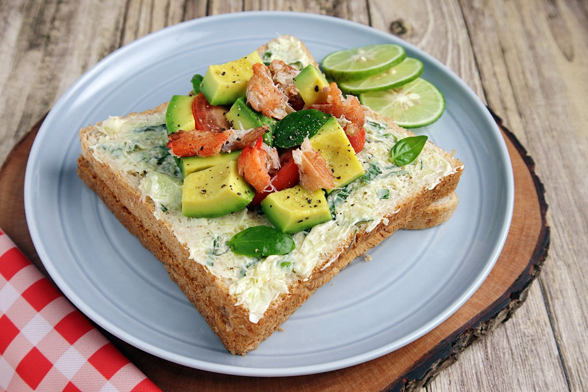 Brot mit Avocado-Krabben-Topping