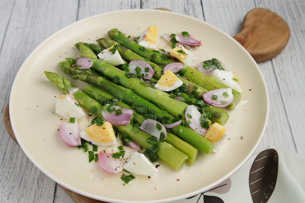 Grüner Spargel mit Schnittlauch-Dressing