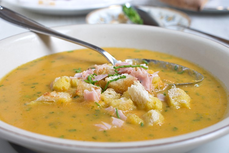 Karottensuppe mit Bacon und Croûtons