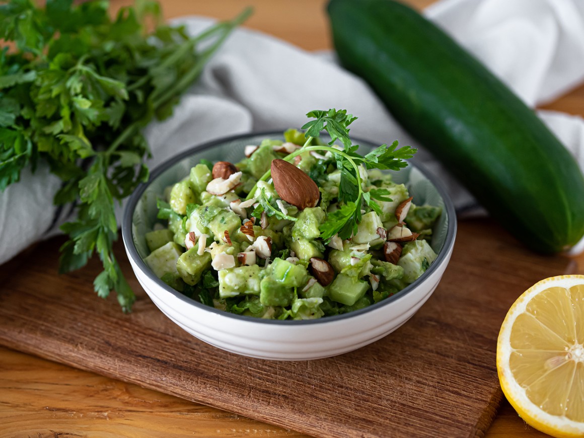 Erfrischender Avocado-Gurken-Salat mit Halloumikäse