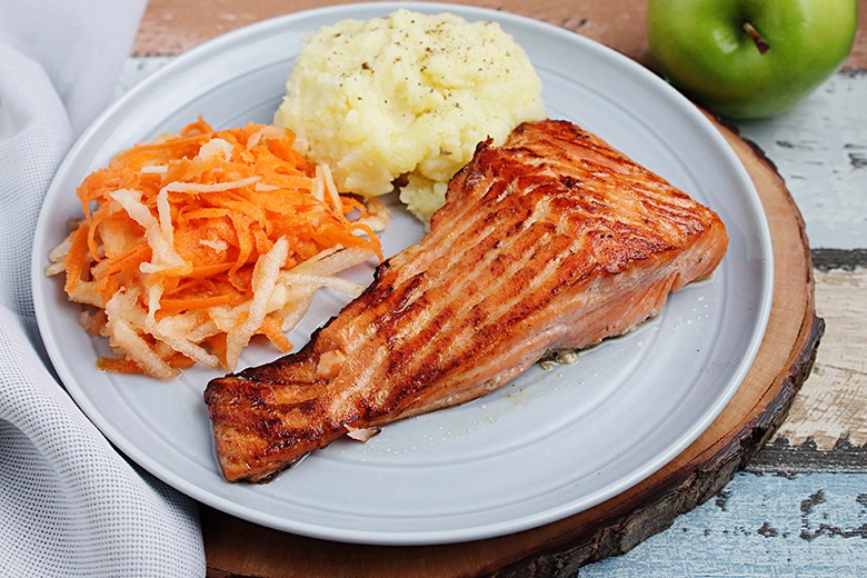 Teriyaki-Lachs mit Kartoffelpüree und Karottensalat