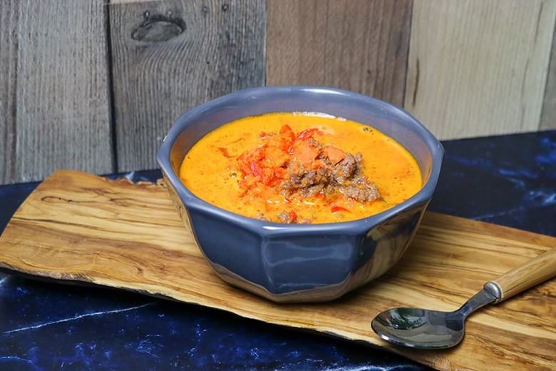 Paprika-Möhrensuppe mit Hackgröstl