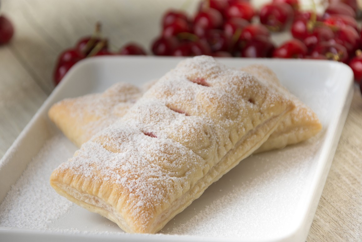 Blätterteigtaschen mit Kirschen