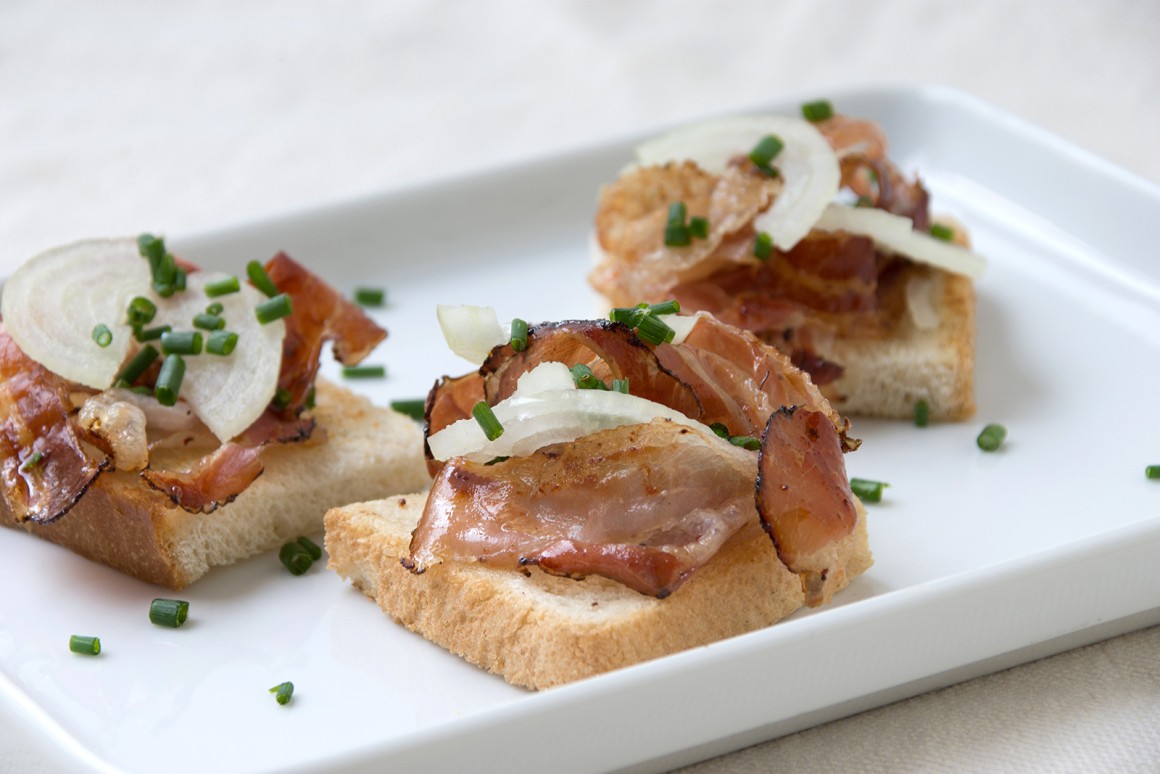 Geröstete Brotscheiben mit Speck