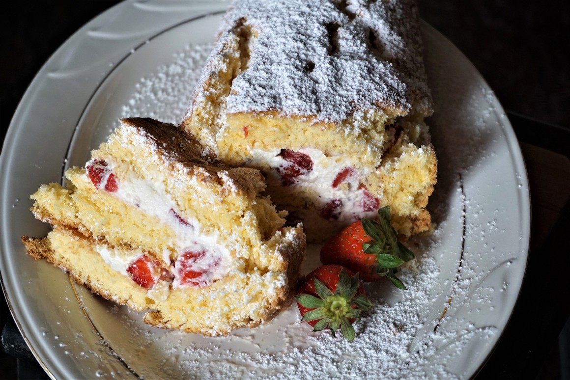 Erdbeerroulade mit Sahne - Rezept