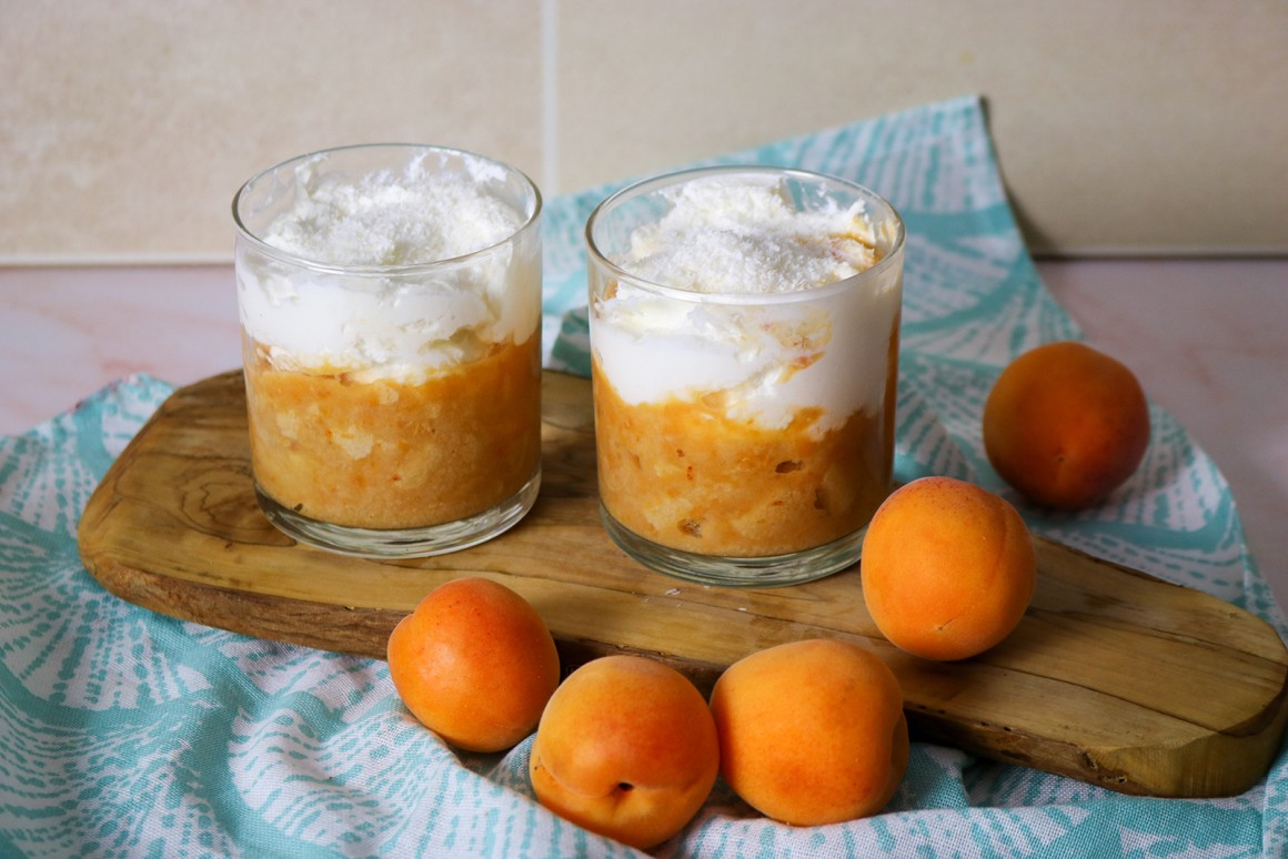 Aprikosen-Tiramisu mit Kokosflocken