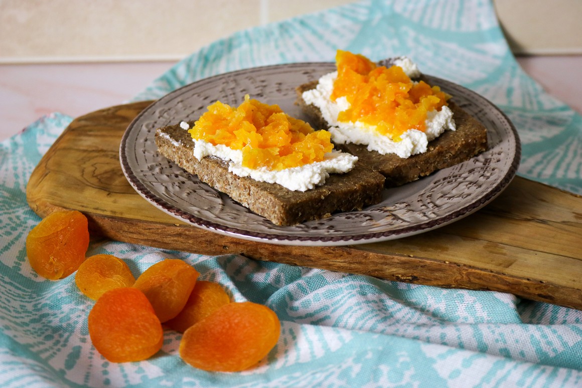 Vollkornbrot mit Quark und Aprikose belegt