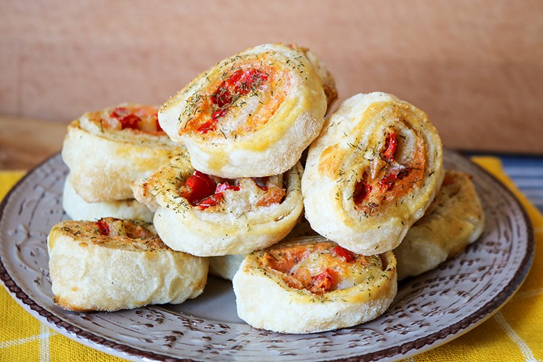 Blätterteigrolle mit Lachs und Paprika