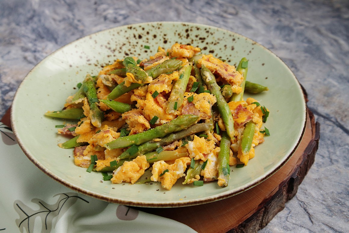 Spargel mit Rührei