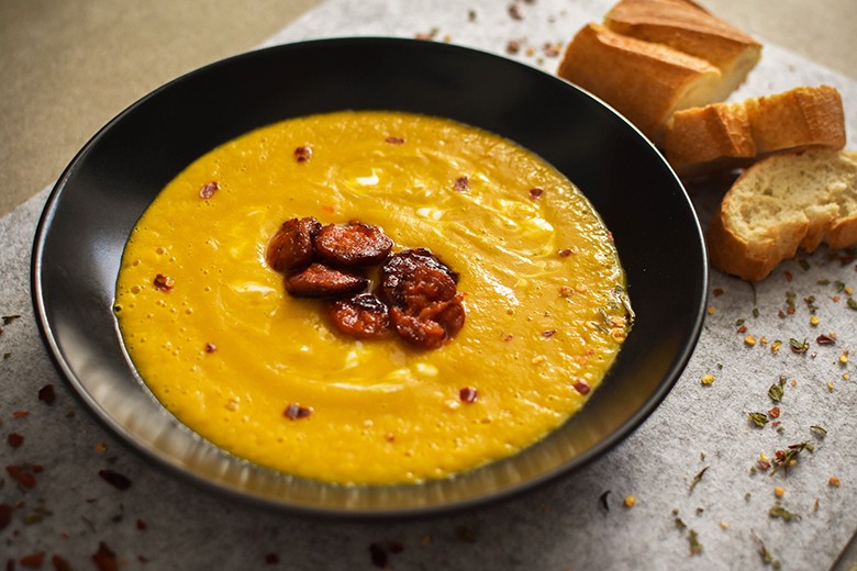 Würzige Möhrensuppe mit Chorizo