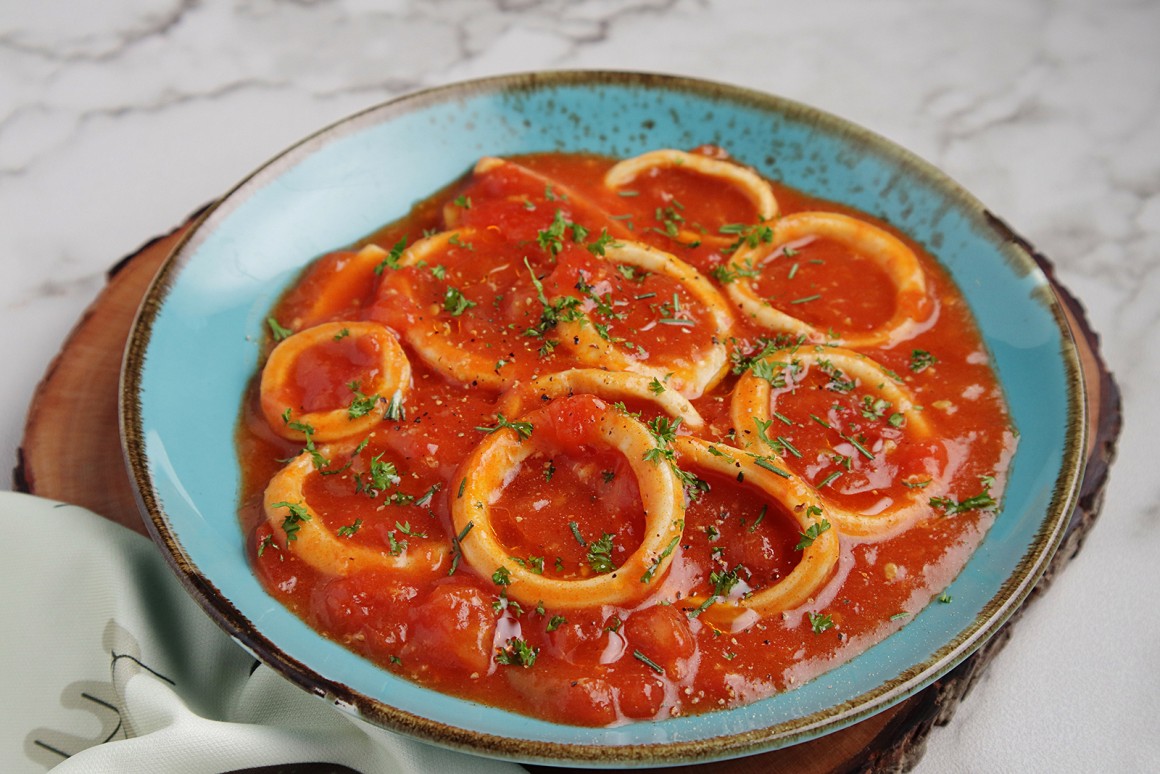 Tintenfisch an Tomatensauce