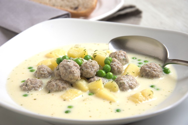 Kartoffelsuppe mit Erbsen und Fischklößchen