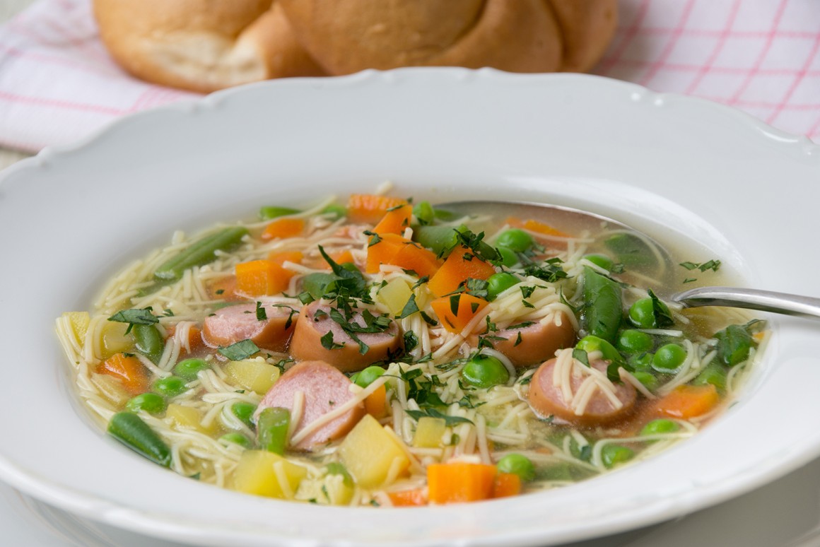 Mikrowellen-Frühlingssuppe mit Würstchen