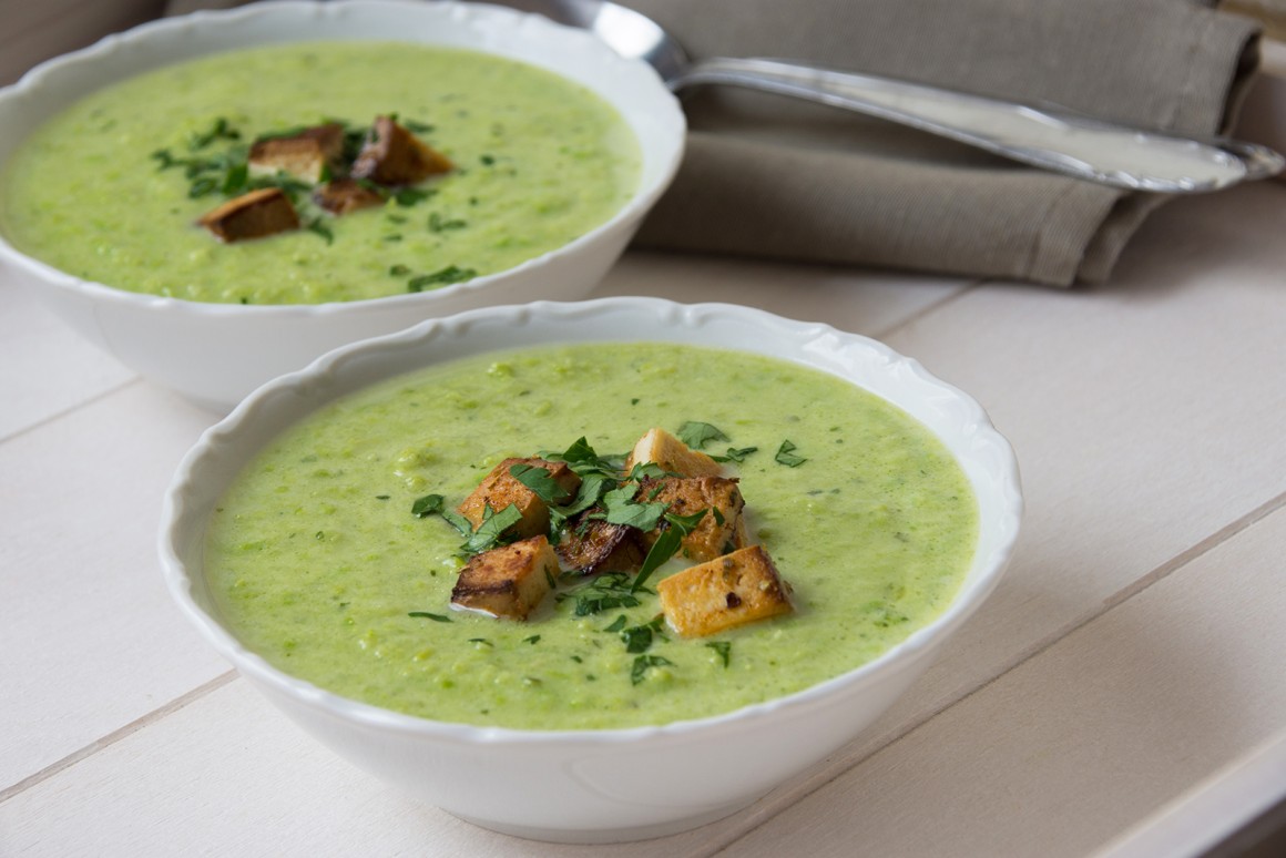 Scharfe Erbsensuppe mit Räuchertofu