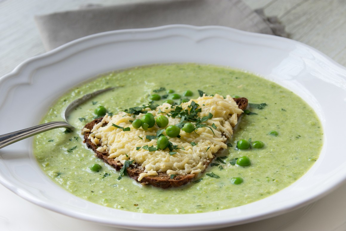 Schnelle Erbsensuppe mit veganem Käsebrot