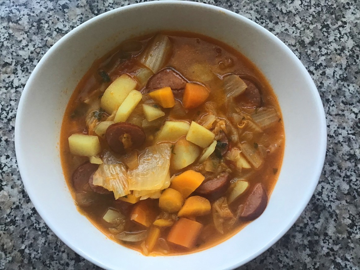 Chinakohl-Eintopf mit Würstchen