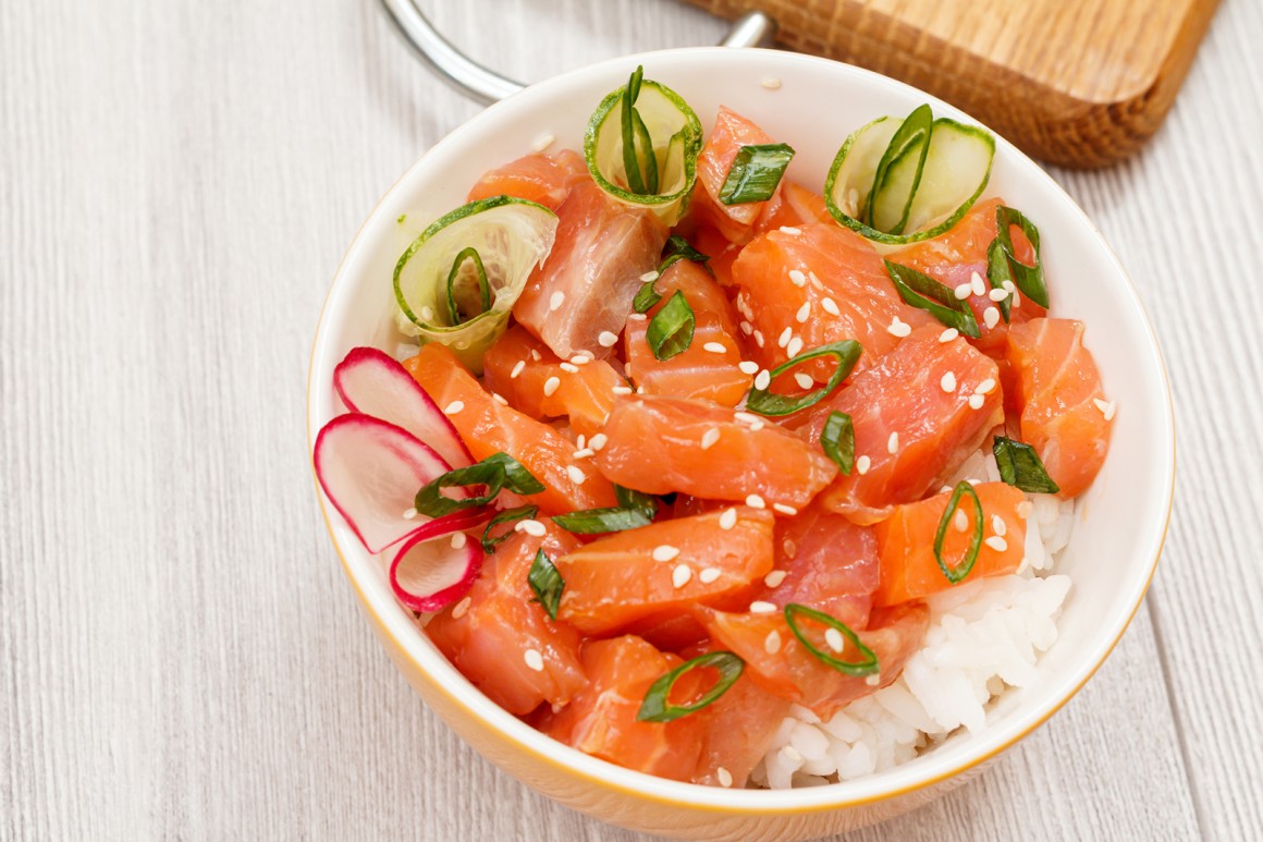 Hawaiianisches Poke mit Lachs