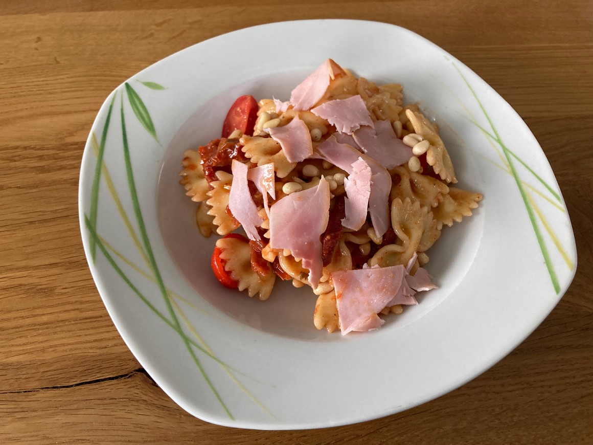 Mediterraner Nudelsalat