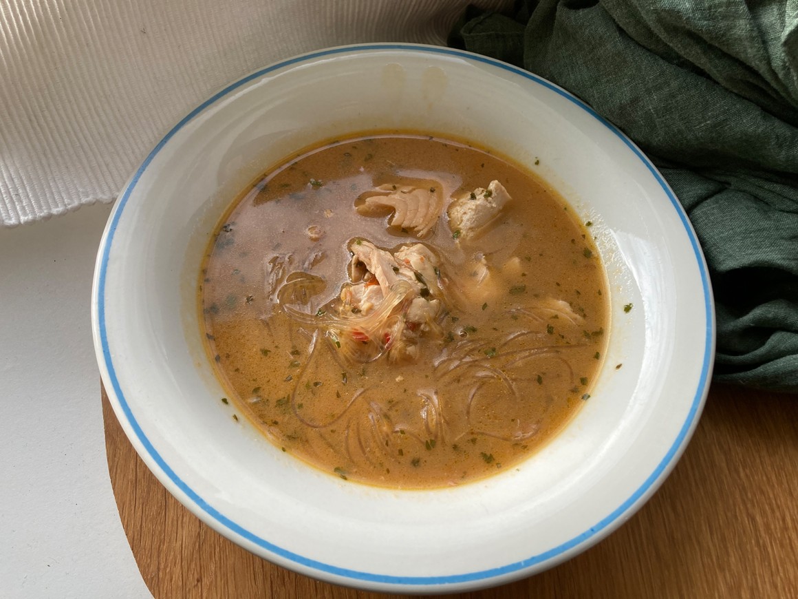 Glasnudelsuppe mit Lachsfilet