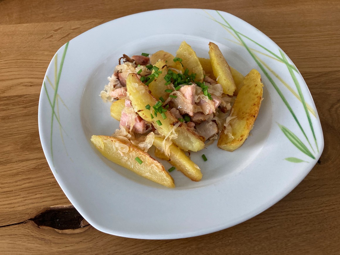 Kartoffelpfanne mit Sauerkraut und Kasseler