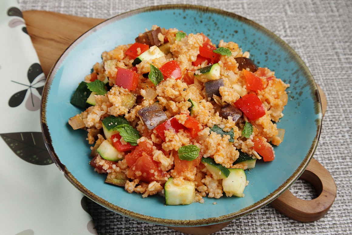 Vegane Couscouspfanne mit mediterranem Gemüse