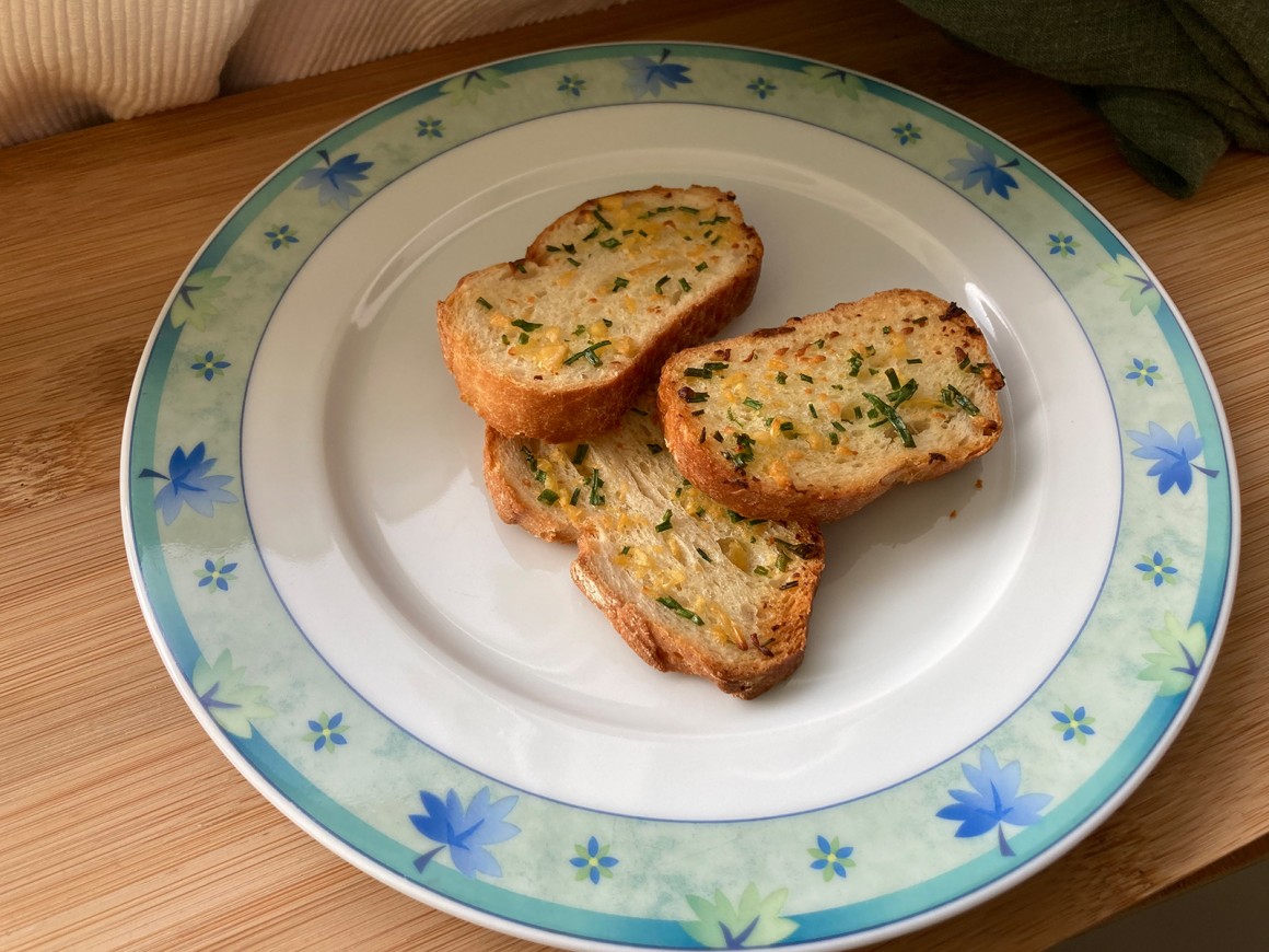 Brotchips mit Knoblauch