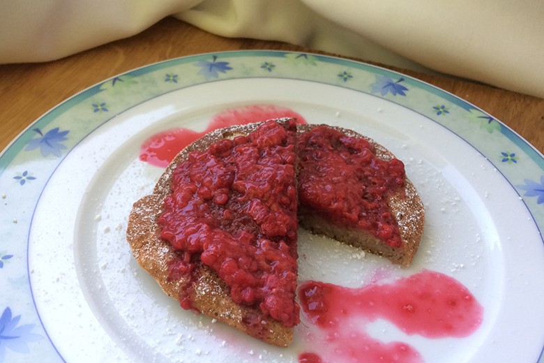 Mandel-Pancakes mit heißen Himbeeren