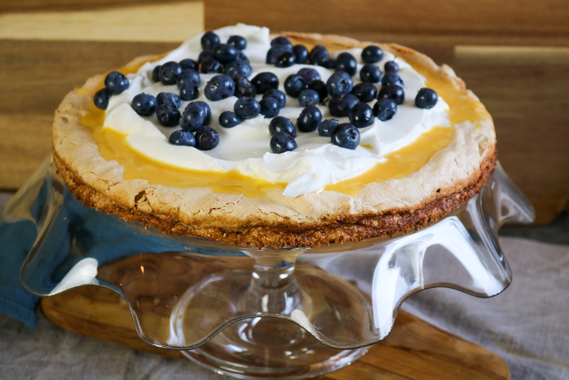 Meringue-Torte mit Blaubeeren und Lemon Curd