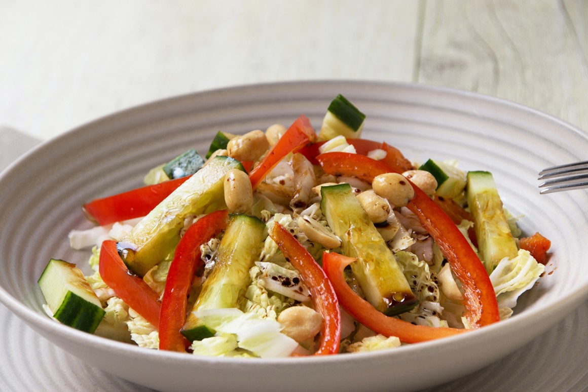 Chinakohlsalat mit Erdnüssen und Ingwerdressing