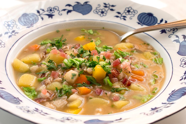 Graupensuppe mit Speck