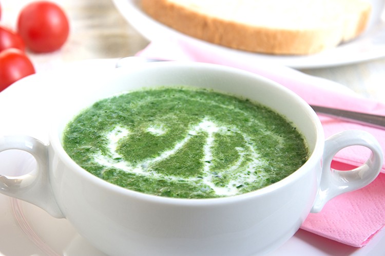 Vegane Brokkoli-Spinat-Suppe mit Sesam