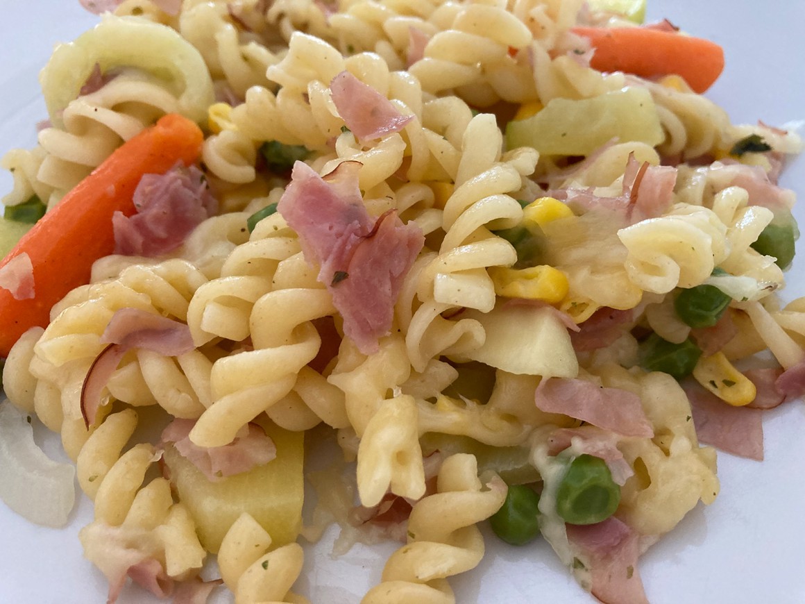 One Pot mit Nudeln, Gemüse und Schinken