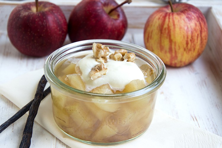 Apfel-Vanille-Dessert mit Walnüssen