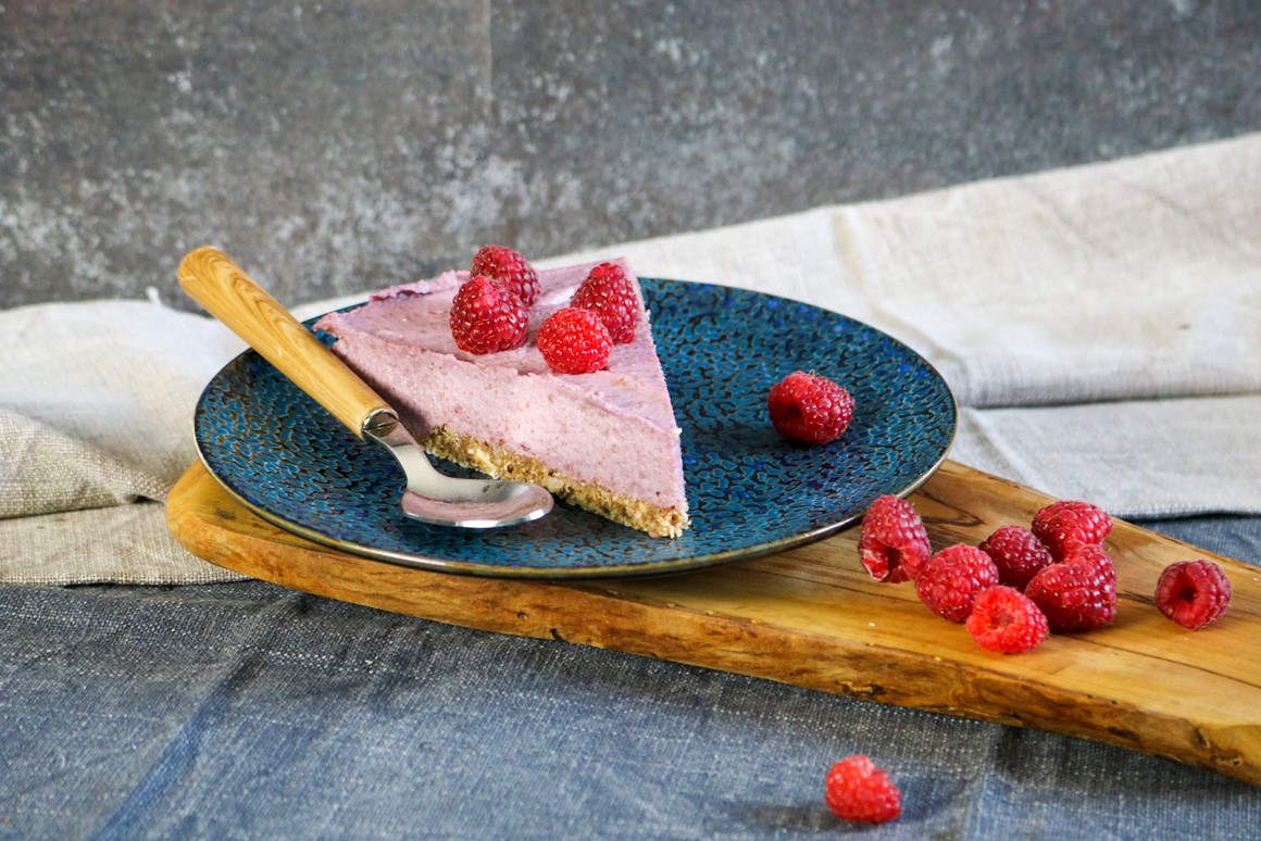 Rohveganer Käsekuchen mit Himbeeren