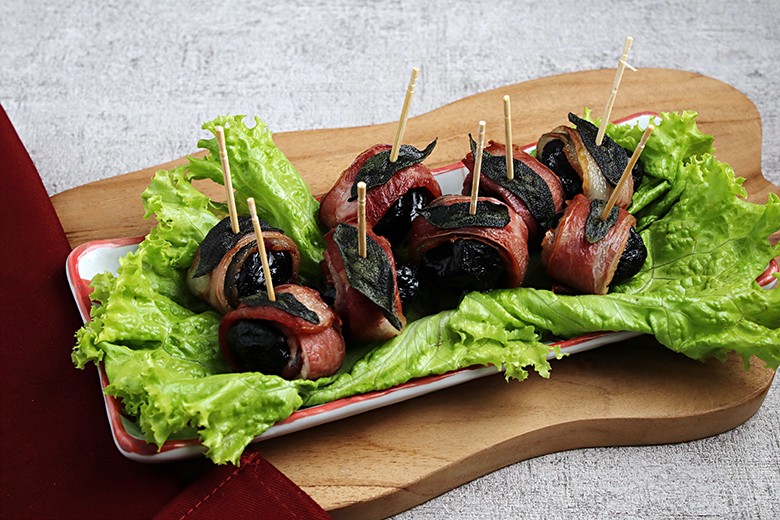 Pflaumen-Speck-Röllchen